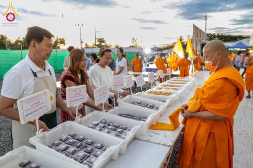 ภาพ No.195869:พิธีถวายภัตตาหารเป็นสังฆทาน แด่พระธรรมยาตรา ณ วัดโบสถ์(บน) ตำบลบางคูเวียง อำเภอบางกรวย จังหวัดนนทบุรี ในโครงการธรรมยาตรา กตัญญูบูชา มหาปูชนียาจารย์ พระมงคลเทพมุนี(สด จนฺทสโร) พระผู้ปราบมาร อนุสรณ์สถาน 7 แห่ง ปีที่ 13 วันที่ 16 มกราคม พ.ศ. 2568