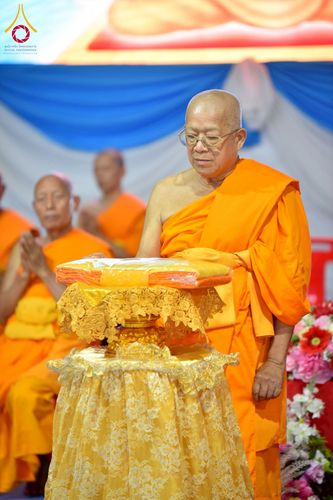 ภาพ No.238086:วันอังคารที่ 12 สิงหาคม พ.ศ. 2568 กิจกรรมวันแม่แห่งชาติ พิธีเปิดห้องปฎิบัติธรรม "กลางใส ใจสว่าง" (World Inner Peace Meditation Room) พิธีลูกกราบคุณแม่-คุณพ่อ พิธีทอดผ้าป่ากองทุนเลี้ยงพระ&กฐิน 30,000 วัด(บูชาธรรมหลวงพ่อ) พิธีไถ่โคท้อง 2 ตัว  ณ วิหารคด 2 ว