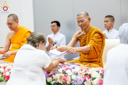 ภาพ No.221849:โครงการปฏิบัติธรรมอบรมศีลธรรม “บวชอุบาสิกาแก้ว” ถวายเป็นพระราชกุศลแด่พระบาทสมเด็จพระเจ้าอยู่หัว เนื่องในโอกาสมหามงคล “วันฉัตรมงคล”  ระหว่างวันที่ 2 – 4 พฤษภาคม 2568  ณ อาคาร 115 ปี คุณยายอาจารย์ฯ