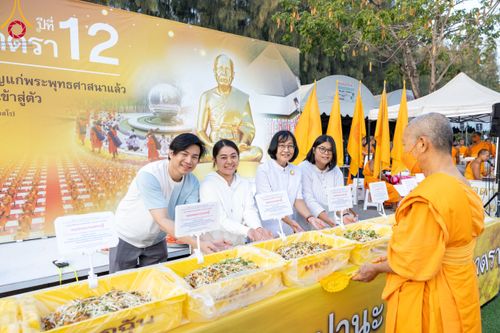 ภาพ No.108442:ถวายภัตตาหารเป็นสังฆทาน แด่คณะพระธรรมยาตราฯ ในโครงการธรรมยาตรากตัญญูบูชา มหาปูชนียาจารย์ พระมงคลเทพมุนี(สด จนฺทสโร) พระผู้ปราบมาร อนุสรณ์สถาน 7 แห่ง ปีที่ 12 วันที่ 7 มกราคม พ.ศ. 2567 ณ อนุสรณ์สถานโลตัสแลนด์ จ.สุพรรณบุรี