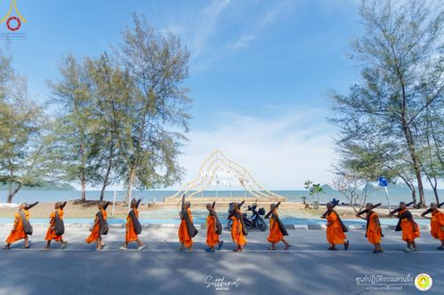 ภาพ No.222137:วันที่ 26-27 เมษายน พ.ศ. 2568 ศูนย์ปฏิบัติธรรมสวนผึ้ง ร่วมกับ ธุดงค์คสถานประจวบคีรีขันธ์ และวัดอ่าวน้อย  จัดกิจกรรมเดินธรรมยาตรา ตักบาตรข้าวสารอาหารแห้ง และจุดประทีปถวายเป็นพุทธบูชา ณ วัดอ่าวน้อย จ.ประจวบคีรีขันธ์