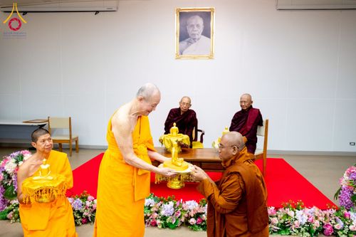 ภาพ No.222648:วันที่ 23 เมษายน พ.ศ. 2568 หลวงพ่อทัตตชีโวต้อนรับคณะสงฆ์เมียนมาร์ ณ อาคาร 100 ปี คุณยายมหารัตนอุบาสิกาจันทร์ ขนนกยูง วัดพระธรรมกาย