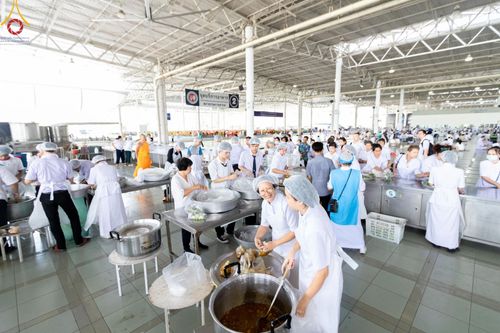 ภาพ No.58808:V.40 ภัตตาหารพระหมื่นวัด เราจัดให้ การปฏิบัติงานของเจ้าหน้าที่และอาสาสมัคร เพื่อรับบุญในการถวายภัตตาหาร แด่คณะสงฆ์ 10,000 กว่าวัดทั่วประเทศ ที่มาร่วมงานวันคุ้มครองโลก จันทร์ที่ 22 เมษายน พ.ศ. 2567 ณ วัดพระธรรมกาย