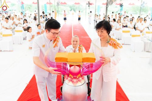 ภาพ No.146551:พิธีทอดผ้าป่าสร้างหลังคาอาคาร 80 ปี หลวงพ่อธัมมชโย ณ ศูนย์ปฎิบัติธรรมวิหารแดง จังหวัดสระบุรี วันอาทิตย์ที่ 28 กรกฎาคม พ.ศ. 2567