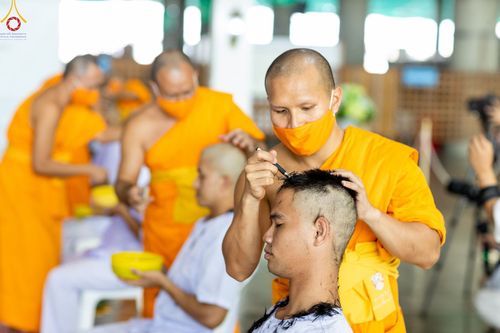 ภาพ No.82509:พิธีปลงผมนาคธรรมทายาท ในโครงการธรรมทายาทระดับอุดมศึกษา รุ่นที่ 50 ภาคฤดูฝน ในวันที่ 10 มิถุนายน พ.ศ. 2566 ณ วัดพระธรรมกาย