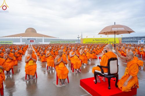 ภาพ No.182123:พระธรรมทายาทร่วมปฎิบัติธรรม รับฟังโอวาทจากหลวงพ่อทัตตชีโว และถ่ายภาพหมู่ประวัติศาสตร์ ณ ลานธรรมพระมหาธรรมกายเจดีย์  วัดพระธรรมกาย ในโครงการอุปสมบท บูชาธรรมมหาปูชนียาจารย์ วันที่ 13 ธันวาคม พ.ศ. 2567