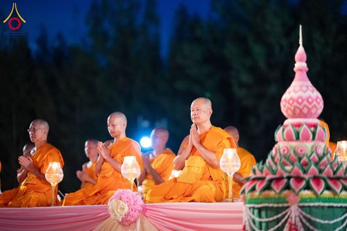 ภาพ No.162261:พิธีจุดประทีปโคมลาน ถวายเป็นพุทธบูชา สร้างความสว่างไสวให้กับแผ่นดินด้วยแสงธรรม วันพฤหัสบดีที่ 17 ตุลาคม พ.ศ. 2567 ณ พุทธอุทยานนานาชาติ จังหวัดหนองคาย