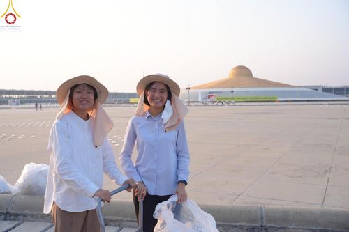 ภาพ No.59629:V.39 ทุ่มสุดใจ ธรรมชัย 80 ปี การเตรียมงาน การปฏิบัติงาน ของเจ้าหน้าที่หน่วยงานต่างๆ เพื่อพิธีฉลองอายุวัฒนมงคล 80 ปี หลวงพ่อธัมมชโย และรับถวายมหาสังฆทาน 10,000 กว่าวัดทั่วประเทศ ในวันคุ้มครองโลก จันทร์ที่ 22 เมษายน พ.ศ. 2567