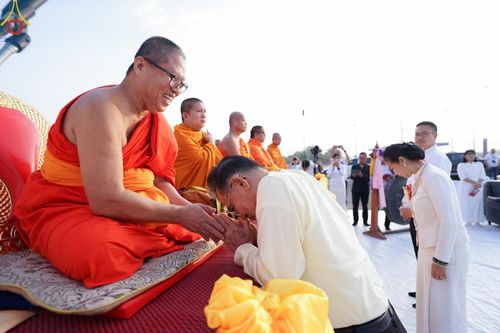 ภาพ No.180408:พิธีตักบาตรพระ ๑,๐๐๐ รูป ฉลองเมืองลำปาง ๑,๓๔๔ ปี วันเสาร์ที่ ๗ ธันวาคม พ.ศ. ๒๕๖๗ ณ ลานพระบรมราชานุสาวรีย์ พระนเรศวรมหาราช อ.เกาะคา จ.ลำปาง