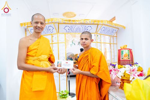 ภาพ No.175850:พิธีทอดผ้าป่าสมทบกฐิน ณ วัดศรีสุมนะ วิเวกรามายา เมืองมาตะเล ศรีลังกา โดยมูลนิธิธรรมกาย ในนามหลวงพ่อธัมมชโย วันที่ 8 พฤศจิกายน พ.ศ. 2567