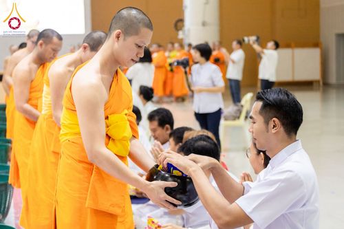 ภาพ No.60765:พิธีตักบาตรพระภิกษุสามเณร ธรรมทายาทระดับอุดมศึกษา วันเสาร์ที่ 20 เมษายน พ.ศ. 2567 ณ ห้องปฎิบัติธรรม ชั้นลอย มหารัตนวิหารคด 13 วัดพระธรรมกาย จ.ปทุมธานี