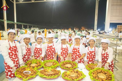 ภาพ No.202294:พิธีถวายภัตตาหารเป็นสังฆทาน แด่พระธรรมยาตรา ณ วัดพระธรรมกาย ตำบลคลองสาม อำเภอคลองหลวง จังหวัดปทุมธานี ในโครงการธรรมยาตรา กตัญญูบูชา มหาปูชนียาจารย์ พระมงคลเทพมุนี(สด จนฺทสโร) พระผู้ปราบมาร อนุสรณ์สถาน 7 แห่ง ปีที่ 13 วันที่ 27 มกราคม พ.ศ. 2568