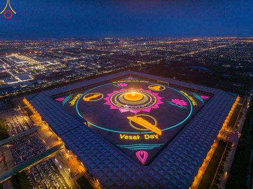 ภาพ No.279224:พิธีจุดวิสาขประทีป พิธีเวียนประทักษิณ ในวันวิสาขบูชา พุธที่ 22 พฤษภาคม พ.ศ. 2567 ( วันพระขึ้น 15 ค่ำ เดือน 6 ) ณ ลานธรรม พระมหาธรรมกายเจดีย์ วัดพระธรรมกาย จ.ปทุมธานี