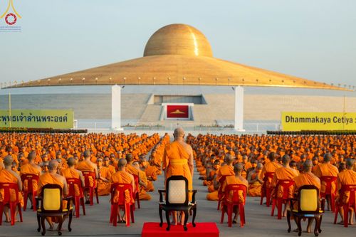 ภาพ No.102265:พระธรรมทายาทในโครงการอุปสมบทหมู่ บูชาธรรมมหาปูชนียาจารย์ ร่วมปฏิบัติธรรม ถ่ายภาพหมู่ประวัติศาสตร์ และรับฟังโอวาทจากหลวงพ่อทัตตชีโว ณ ลานธรรม พระมหาธรรมกายเจดีย์ วัดพระธรรมกาย วันที่ 15 ธันวาคม พ.ศ. 2566