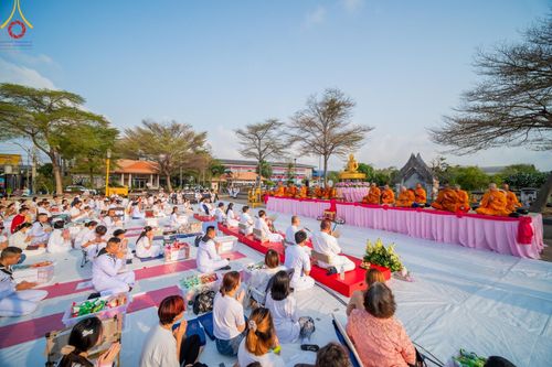 ภาพ No.58107:พิธีตักบาตรพระภิกษุและสามเณร 180 รูป ณ ลานองค์พระสมุทรเจดีย์ จ.สมุทรปราการ วันเสาร์ที่ 27 เมษายน พ.ศ. 2567