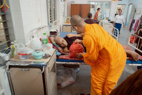 ภาพ No.220294:วันที่ 17 เมษายน พ.ศ. 2568 ผู้แทนวัดพระธรรมกาย ลงพื้นที่เยียวยา ซับน้ำตาเหยื่อแผ่นดินไหวมัณฑะเลย์