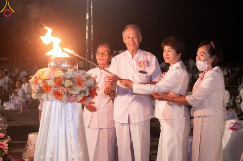 ภาพ No.175936:พิธีจุดประทีปโคมลาน, โคมลอยและลอยกระทง ถวายประทีปเป็นพุทธบูชา สร้างความสว่างไสวให้กับแผ่นดินด้วยแสงธรรม วันที่ 15 พฤศจิกายน พ.ศ. 2567 ณ พุทธอุทยานนานาชาติ อ.โพนพิสัย จ.หนองคาย