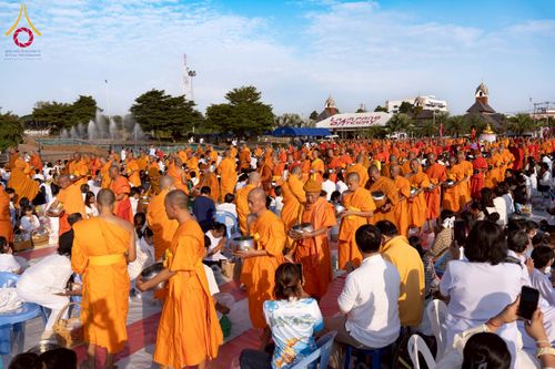 ภาพ No.276904:วันเสาร์ที่ 6 ธันวาคม พ.ศ. 2568 พิธีตักบาตรพระ 1,000 รูป อุทิศถวายพระราชกุศลสมเด็จพระนางเจ้าสิริกิติ์ พระบรมราชินีนาถ พระบรมราชชนนี พันปีหลวง และ ทำบุญเมืองลำปาง ครบรอบ 1,345 ปี ณ ลานพระบรมราชานุสาวรีย์สมเด็จพระนเรศวรมหาราชนครลำปาง อ.เกาะคา จ.ลำปาง