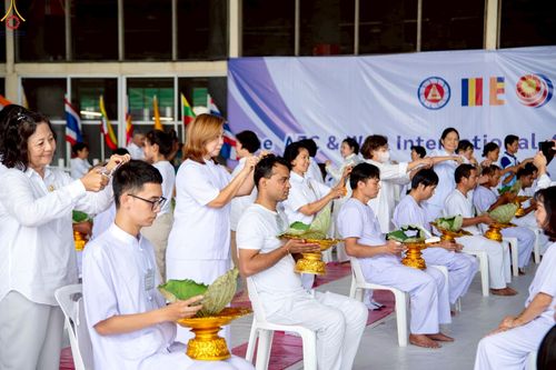 ภาพ No.230767:วันที่ 28 มิถุนายน พ.ศ. 2568 พิธีตัดปอยผมและปลงผม โครงการบวชพระนานาชาติ AEC & WAB รุ่นที่ 9 ณ วิหารคด 2 วัดพระธรรมกาย