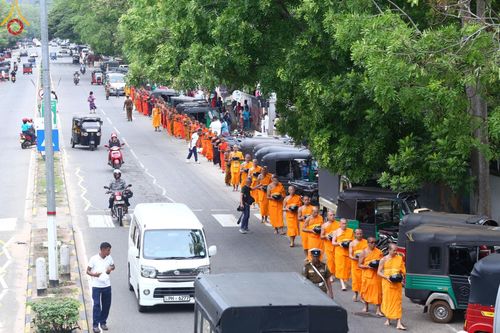ภาพ No.139403:พิธีตักบาตรรอบเมืองดัมบุลล่า เทศกาลวิสาขบูชาแห่งชาติ ศรีลังกา เมื่อวันที่ 16 พฤษภาคมที่ผ่านมา คณะสงฆ์จากวัดพระธรรมกาย และคณะพระภิกษุสามเณรศรีลังกา ในโครงการสยาม-ลังกา ธรรมยาตรา ฉลองเทศกาลวิสาขบูชาแห่งชาติ ศรีลังกา บูชาธรรม 80 ปีหลวงพ่อธัมมชโย