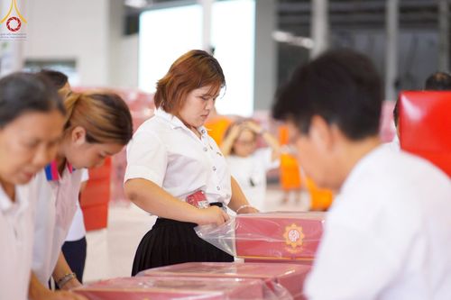 ภาพ No.214323:วันที่ 29 มีนาคม พ.ศ.2568 กิจกรรมใส่ถุงซิปกล่องไทยธรรม เพื่อรักษาความประณีตของกล่องไทยธรรม ในทุกสภาพอากาศ ณ บ้านแก้วเรือนทองคุณยาย วัดพระธรรมกาย