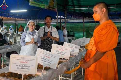 ภาพ No.108078:พิธีถวายภัตตาหารเป็นสังฆทาน แด่คณะพระธรรมยาตราฯ ในโครงการธรรมยาตรากตัญญูบูชา มหาปูชนียาจารย์ พระมงคลเทพมุนี(สด จนฺทสโร) พระผู้ปราบมาร อนุสรณ์สถาน 7 แห่ง ปีที่ 12 วันที่ 8 มกราคม พ.ศ. 2567 ณ อนุสรณ์สถานมหาวิหารพระมงคลเทพมุนี (โลตัสแลนด์) อ.สองพี่น้อง จ.สุ