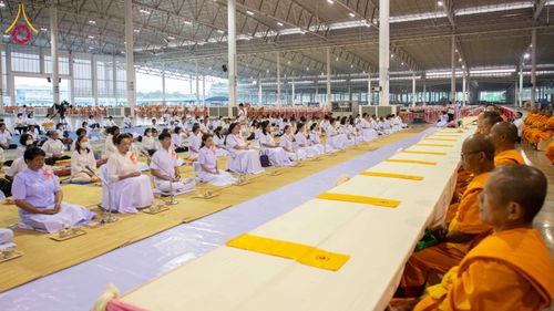 ภาพ No.303874:วันที่ 28 มกราคม พ.ศ. 2569 พิธีถวายภัตตาหารเป็นสังฆทาน แด่พระธรรมยาตรา ณ วัดพระธรรมกาย  จังหวัดปทุมธานี ในโครงการธรรมยาตรา กตัญญูบูชา มหาปูชนียาจารย์ พระมงคลเทพมุนี(สด จนฺทสโร) พระผู้ปราบมาร อนุสรณ์สถาน 7 แห่ง ปีที่ 14