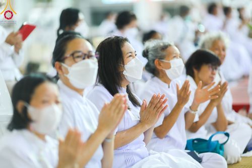 ภาพ No.86330:วันธรรมชัย ปีที่ 55 พิธีทอดผ้าป่ากฐินสมทบครั้งที่1, พิธีเจริญพุทธมนต์ ลูกนิมิตมหาสมบัติฯ พิธีจุดประทีป,พิธีฉลองชัยสวดมนต์บทธัมมจักกัปปวัตนสูตร วันอาทิตย์ที่ 27 สิงหาคม พ.ศ.2566 ณ สภาธรรมกายสากล / มหารัตนวิหารคด วัดพระธรรมกาย