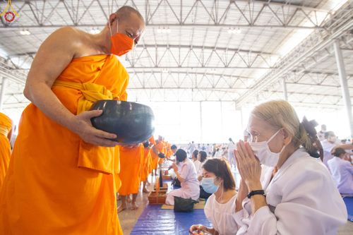 ภาพ No.82985:พิธีตักบาตร ณ บ้านแก้วเรือนทองคุณยายอาจารย์ฯ พิธีบูชาข้าวพระ ณ สภาธรรมกายสากล วัดพระธรรมกาย ในวันอาทิตย์ต้นเดือนที่ 2 ก.ค. พ.ศ.2566