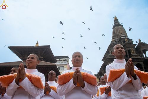 ภาพ No.77644:พิธีตัดปอยผมและปลงผมนาคธรรมทายาท ในโครงการบรรพชาสามเณรหมู่ ประเทศเนปาล วันที่ 11 มีนาคม พ.ศ.2566