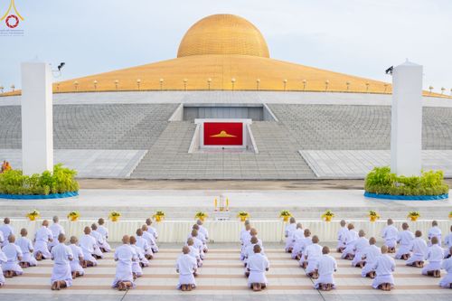 ภาพ No.84106:พิธีเวียนประทักษิณ พิธีวันทาเจดีย์ พิธีขอขมา และมอบผ้าไตร  ในโครงการบรรพชาอุปสมบทหมู่ธรรมทายาทรุ่นเข้าพรรษา และโครงการบรรพชาสามเณรโรงเรียนนานาชาติ รุ่นที่12 ในวันเสาร์ที่ 22 กรกฎาคม พ.ศ. 2566