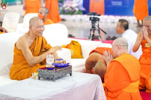 ภาพ No.85107:บรรยากาศการต้อนรับพระสังฆาธิการทั่วประเทศ และพิธีบูชาข้าวพระในวันสมาธิโลก วันอาทิตย์ต้นเดือนที่ 6 สิงหาคม พ.ศ. 2566 ณ สภาธรรมกายสากล วัดพระธรรมกาย