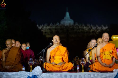 ภาพ No.81999:พิธีจุดวิสาขประทีป 22,000 ดวงและโคมลอย 3,000 ดวง ( Festival  lampion Vesak Indonesia) ณ มหาเจดียบรมพุทโธ อินโดนีเซีย  วันอาทิตย์ที่ 4 มิ.ย. พ.ศ.2566