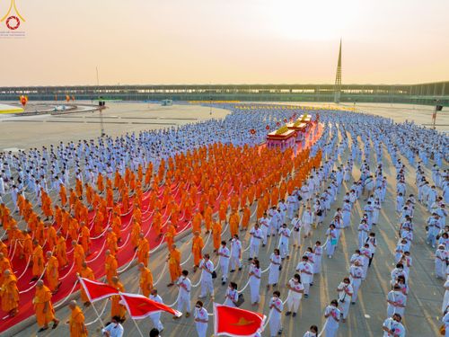 ภาพ No.79134:พิธีอัญเชิญองค์พระบรมพุทธเจ้า 24 องค์ เวียนประทักษิณรอบพระมหาธรรมกายเจดีย์ ณ วัดพระธรรมกาย  วันที่ 2 เมษายน พ.ศ. 2566