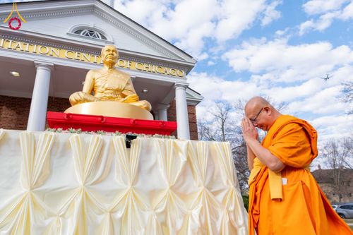 ภาพ No.319058:วันที่ 29 มีนาคม พ.ศ.2569 พิธีอัญเชิญรูปหล่อพระมงคลเทพมุนี (สด จนฺทสโร) ประดิษฐาน ณ ห้องปฏิบัติธรรม “มงคลรัตนโชติ”  วัดพระธรรมกายชิคาโก ประเทศสหรัฐอเมริกา