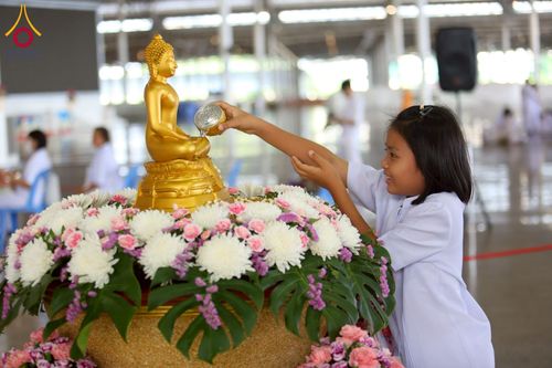 ภาพ No.215238:วันอาทิตย์ต้นเดือนที่ 6 เมษายน พ.ศ. 2568 พิธีตักบาตรข้าวสารอาหารแห้ง ณ บ้านแก้วเรือนทองคุณยาย สภาธรรมกายสากล วัดพระธรรมกาย