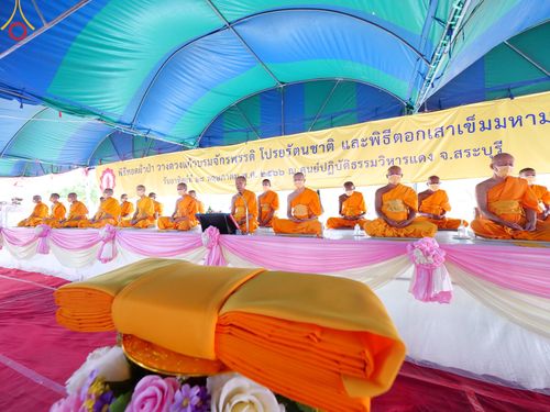 ภาพ No.81396:พิธีทอดผ้าป่า วางดวงแก้วบรมจักรพรรดิ  โปรยรัตนชาติ และพิธีตอกเสาเข็มมงคลต้นแรก อาคาร 80 ปี หลวงพ่อธัมมชโย ณ ศูนย์ปฏิบัติธรรมวิหารแดง อำเภอวิหารแดง จังหวัดสระบุรี วันอาทิตย์ที่ 28 พฤษภาคม พ.ศ.2566