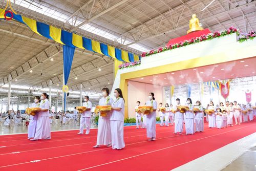 ภาพ No.86300:วันธรรมชัย ปีที่ 55 พิธีทอดผ้าป่ากฐินสมทบครั้งที่1, พิธีเจริญพุทธมนต์ ลูกนิมิตมหาสมบัติฯ พิธีจุดประทีป,พิธีฉลองชัยสวดมนต์บทธัมมจักกัปปวัตนสูตร วันอาทิตย์ที่ 27 สิงหาคม พ.ศ.2566 ณ สภาธรรมกายสากล / มหารัตนวิหารคด วัดพระธรรมกาย