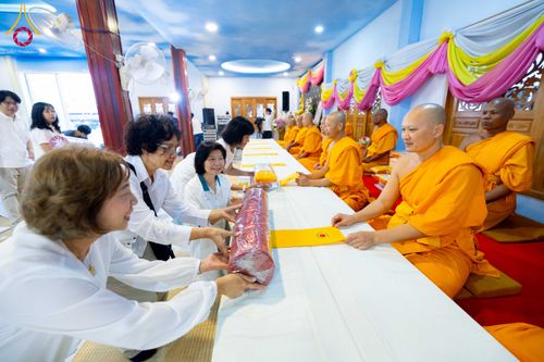 ภาพ No.295859:วันที่ 17 มกราคม พ.ศ. 2569 พิธีถวายภัตตาหารเป็นสังฆทาน แด่พระธรรมยาตรา ณ วัดโบสถ์บน ต.บางคูเวียง จ.นนทบุรี อนุสรณ์สถานลำดับที่ 4 สถานที่เกิดด้วยกายธรรม ในโครงการธรรมยาตรา กตัญญูบูชา มหาปูชนียาจารย์ พระมงคลเทพมุนี(สด จนฺทสโร) พระผู้ปราบมาร อนุสรณ์สถาน 7 แ