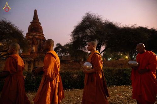 ภาพ No.317993:วันเสาร์ที่ 4 เมษายน พ.ศ. 2569 งานทำบุญเมืองใจกลางอยุธยา  ตักบาตรพระ 1,109 รูป ณ ถนนชีกุน หน้าวัดมหาธาตุ และวัดราชบูรณะ