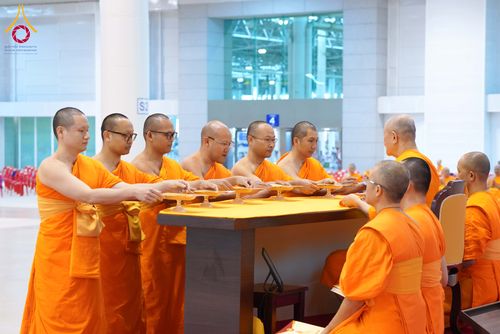 ภาพ No.285084:วันอาทิตย์ที่ 14 ธันวาคม พ.ศ.2568  พิธีปฏิบัติธรรม พิธีถวายภัตตาหารเป็นสังฆทาน พิธีมอบต้นสมบัติจักรพรรดิ ถวายแด่เจ้าอาวาสและประธานสงฆ์ 236 ศูนย์ส่งเสริมศีลธรรมทั่วโลก ณ สภาธรรมกายสากล วัดพระธรรมกาย