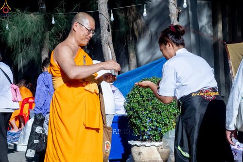 ภาพ No.301389:ภาพเบื้องหลังอาสาสมัครรวมใจ ชุดที่ 4 ในโครงการธรรมยาตรา กตัญญูบูชา มหาปูชนียาจารย์ พระมงคลเทพมุนี(สด จนฺทสโร) พระผู้ปราบมาร อนุสรณ์สถาน 7 แห่ง ปีที่ 14