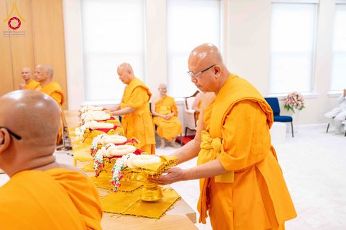 ภาพ No.319133:วันที่ 29 มีนาคม พ.ศ.2569 พิธีอัญเชิญรูปหล่อพระมงคลเทพมุนี (สด จนฺทสโร) ประดิษฐาน ณ ห้องปฏิบัติธรรม “มงคลรัตนโชติ”  วัดพระธรรมกายชิคาโก ประเทศสหรัฐอเมริกา