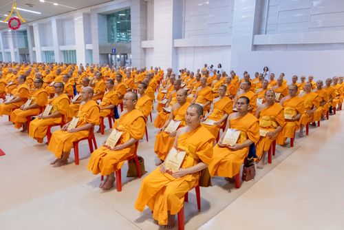 ภาพ No.285065:วันอาทิตย์ที่ 14 ธันวาคม พ.ศ.2568  พิธีปฏิบัติธรรม พิธีถวายภัตตาหารเป็นสังฆทาน พิธีมอบต้นสมบัติจักรพรรดิ ถวายแด่เจ้าอาวาสและประธานสงฆ์ 236 ศูนย์ส่งเสริมศีลธรรมทั่วโลก ณ สภาธรรมกายสากล วัดพระธรรมกาย