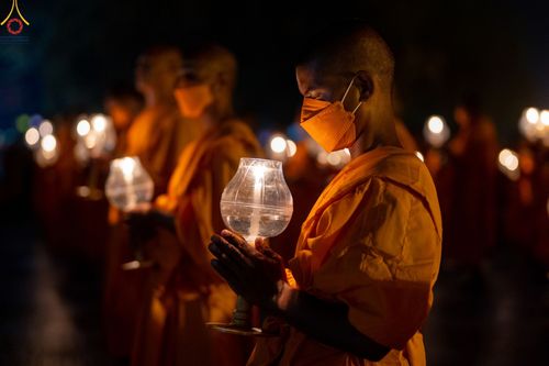 ภาพ No.78230:พิธีจุดประทีปและเวียนประทักษิณถวายเป็นพุทธบูชา ในโครงการบรรพชาสามเณรหมู่ ณ ลุมพินีวัน ประเทศเนปาล  วันที่ 16 มีนาคม พ.ศ. 2566