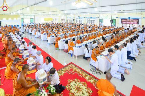 ภาพ No.78369:พิธีถวายสังฆทานแด่คณะสงฆ์ ๓๒๓ วัด พิธีมอบกองทุนหนุนแรงใจช่วยครูใต้และพิธีทำบุญอุทิศส่วนกุศลแด่ผู้วายชนม์ในเหตุการณ์ความไม่สงบ ๔ จังหวัดชายแดนภาคใต้  (ปัตตานี ยะลา นราธิวาส สงขลา) ปีที่ ๑๙ ครั้งที่ ๑๖๑ พิธีมอบกองทุนหนุนแรงใจช่วยครูใต้ (ปีที่ ๑๖ ครั้งที่ ๑