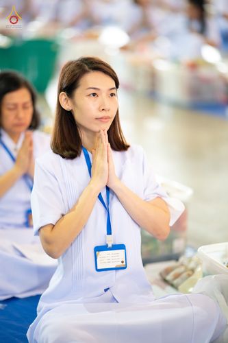 ภาพ No.76749:พิธีตักบาตรข้าวสารอาหารแห้ง  ณ บ้านแก้วเรือนทองคุณยายฯ สภาธรรมกายสากล  วัดพระธรรมกาย จ.ปทุมธานี  ในวันอาทิตย์ต้นเดือนที่ 6 มีนาคม พ.ศ. 2566