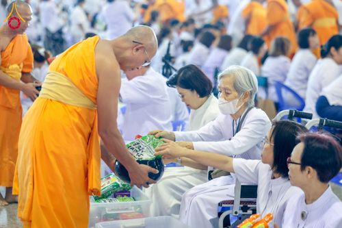 ภาพ No.209311:วันอาทิตย์ที่ 2 มีนาคม พ.ศ. 2568 พิธีตักบาตร ข้าวสารอาหารแห้ง ณ บ้านแก้วเรือนทองคุณยายฯ สภาธรรมกายสากล วัดพระธรรมกาย