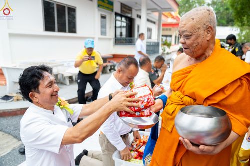 ภาพ No.87290:พิธีถวายสังฆทาน 323 วัด 4 จังหวัดชายแดนภาคใต้  ปีที่ 19 ครั้งที่ 165 พิธีมอบกองทุนหนุนแรงใจช่วยครูใต้  ปีที่ 16 ครั้งที่ 130 และพิธีทำบุญอุทิศส่วนกุศลให้ผู้วายชนม์ ณ วัดพุทธภูมิ อ.เมือง จ.ยะลา วันเสาร์ที่ 9 กันยายน พ.ศ. 2566