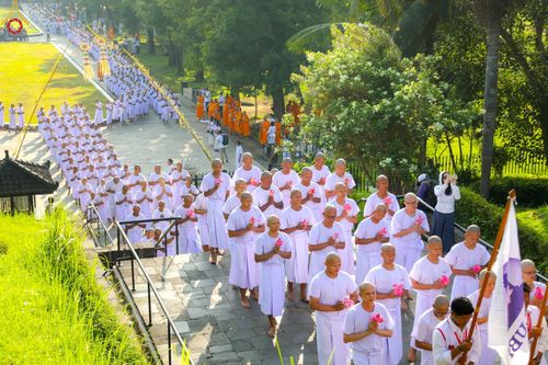 ภาพ No.103037:พิธีวันทาเจดีย์ พิธีเวียนประทักษิณ ธรรมทายาทชาวอินโดนีเซียกว่า 1,000 คน ณ มหาเจดีย์บุโรพุทโธ ประเทศอินโดนีเซีย ในวันที่ 19 ธันวาคม พ.ศ. 2566
